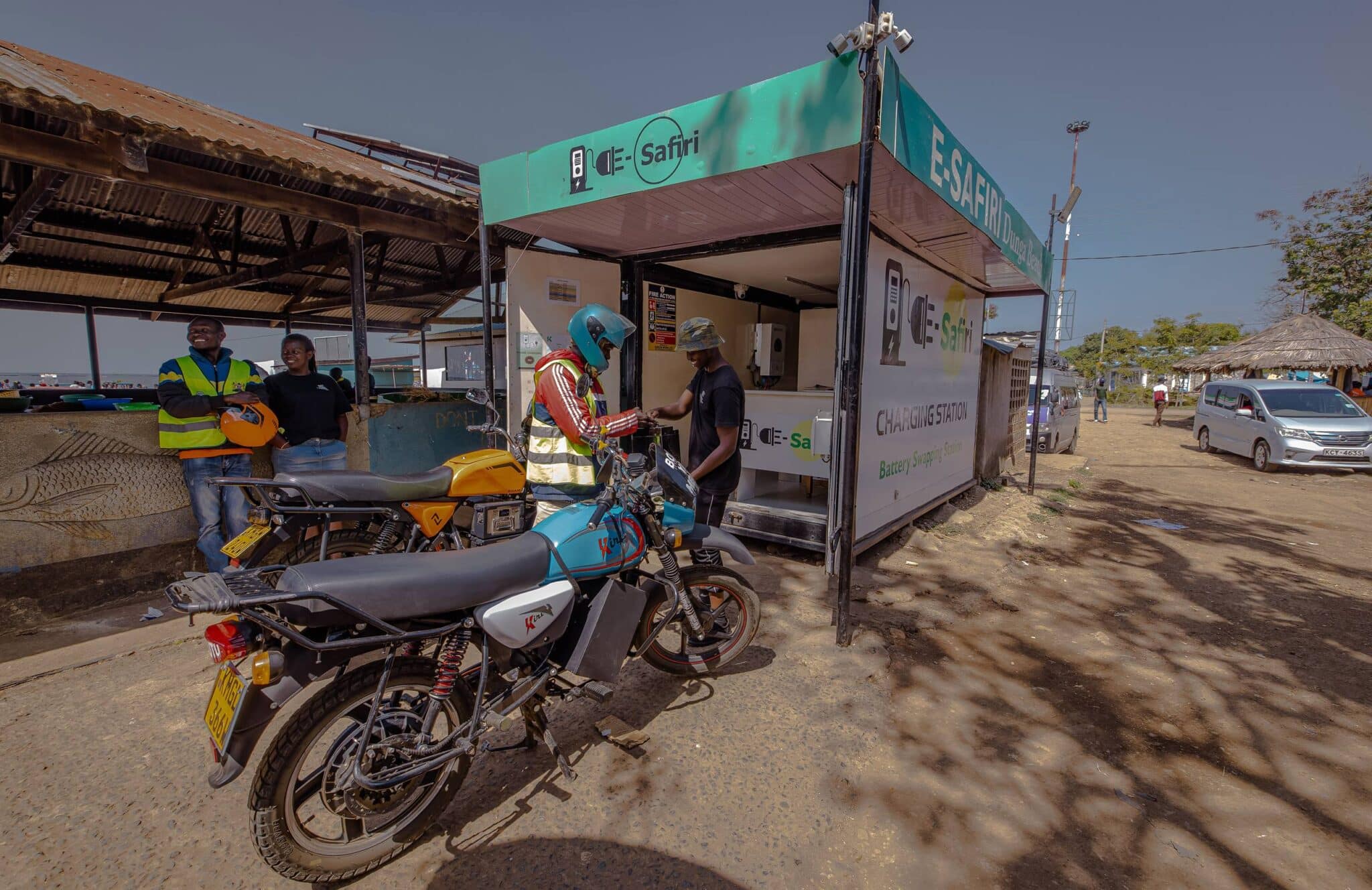 EarthShot_Kenya_RONNY_ONKEO_E-safiri_ Charging_Handover