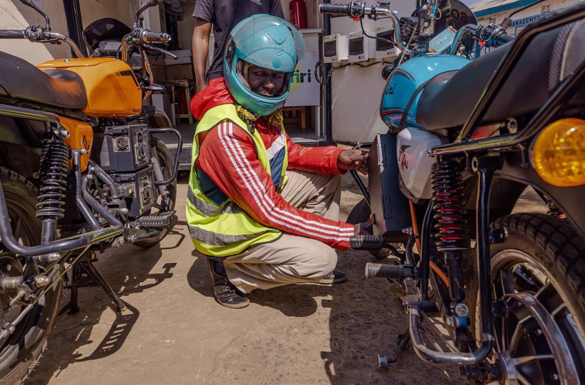 EarthShot_Kenya_RONNY_ONKEO_E-safiri_ Rider & Bike at Charging Station