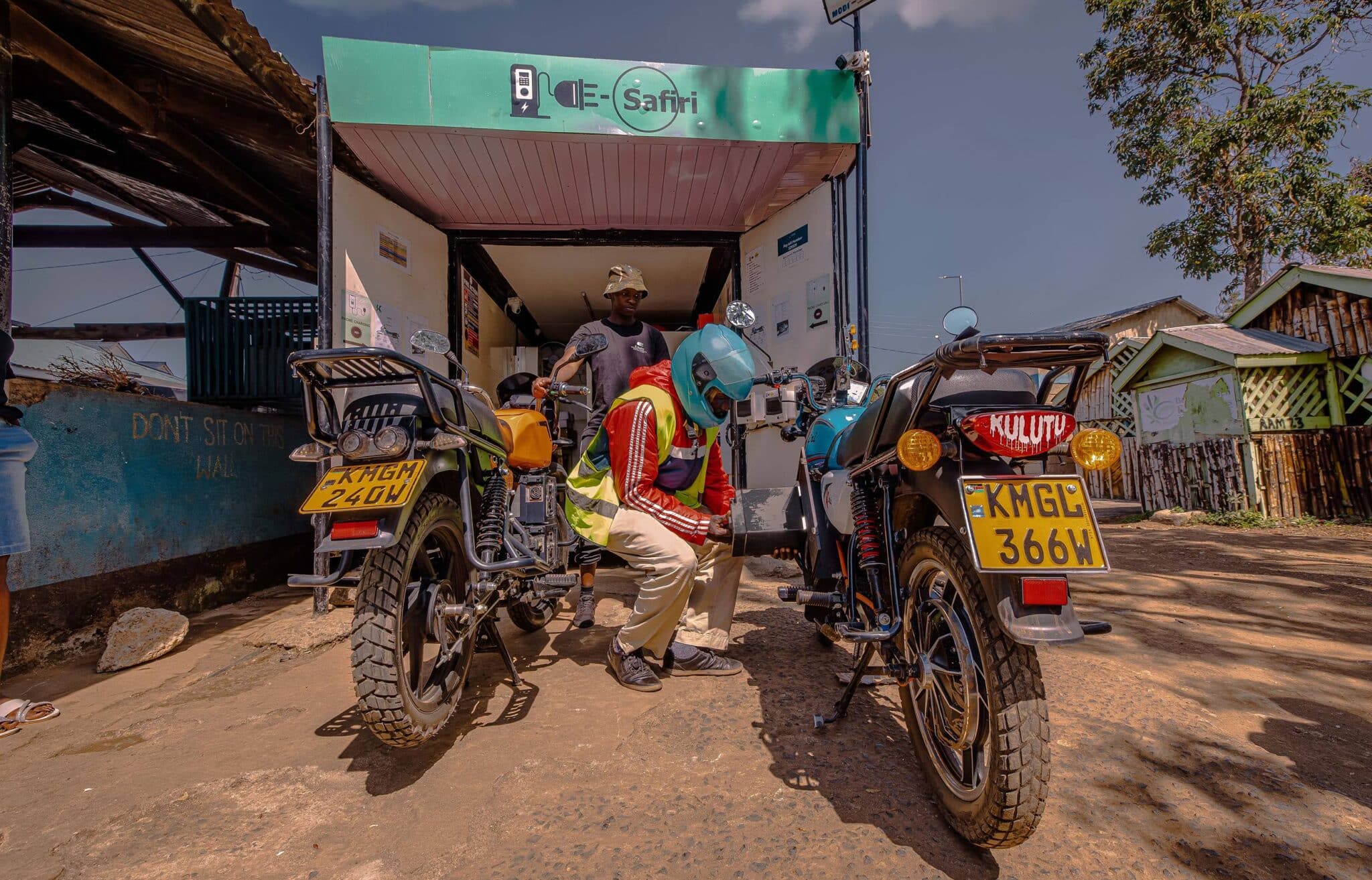 EarthShot_Kenya_RONNY_ONKEO_E-safiri_ Rider & Bike at Charging Station 1