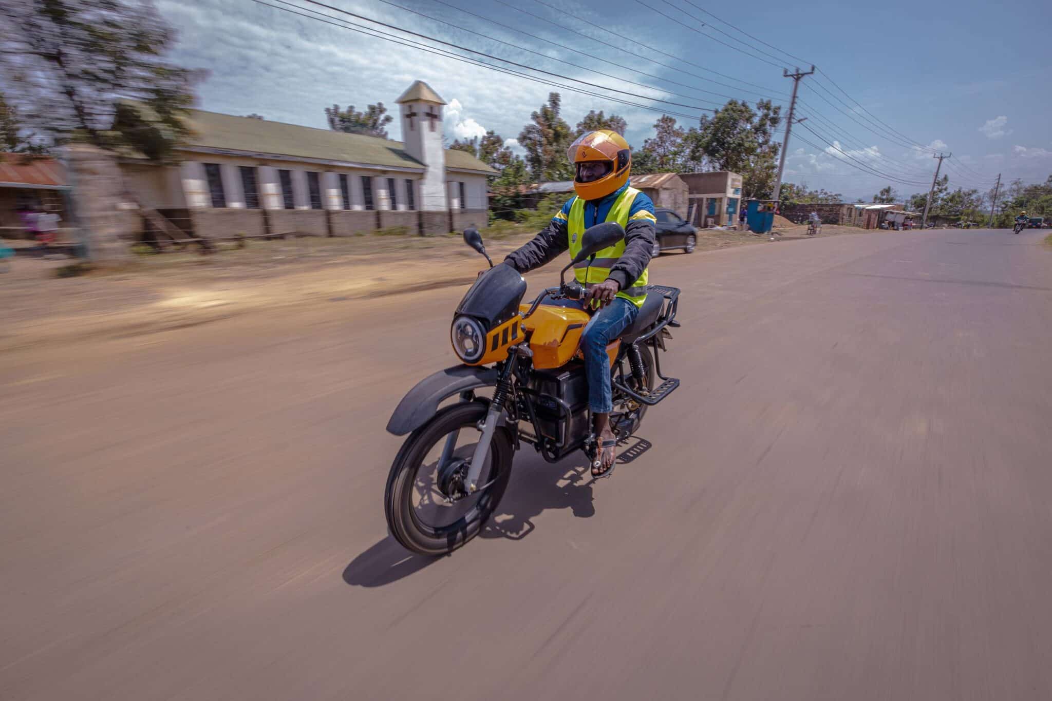 EarthShot_Kenya_RONNY_ONKEO_E-safiri_ Rider_on_motion_Road